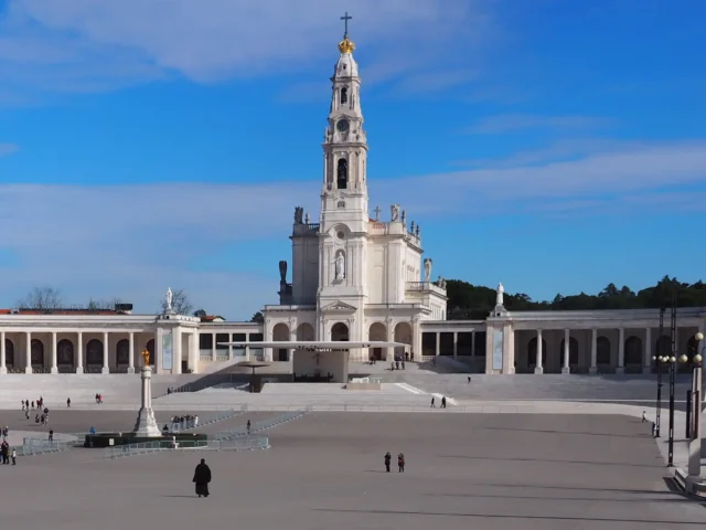 L’Art Religieux au Service des Lieux Saints : Une Histoire de Dons Exceptionnels